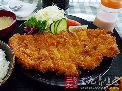 盤邊配上炸土豆松