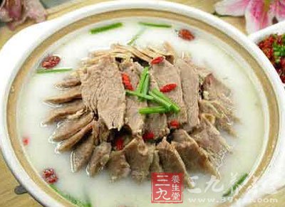 入沸水鍋內汆去血水