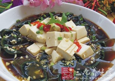 皮蛋去殼切小塊