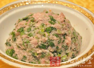 將三個雞蛋放入少許鹽打勻