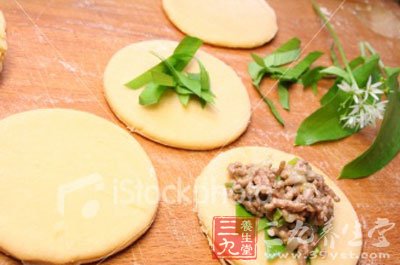 拌餃子餡的時候也很講究