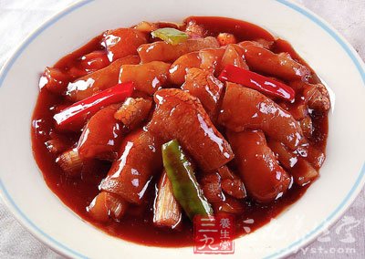 羊肉洗淨切2厘米的正方粒狀