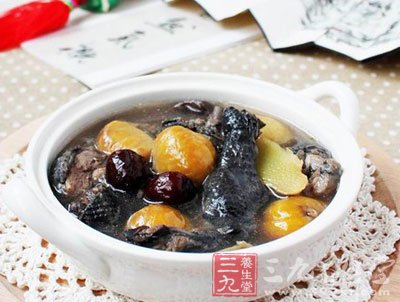 砂鍋中入半鍋熱水