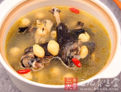 湯鍋內加適量清水燒開