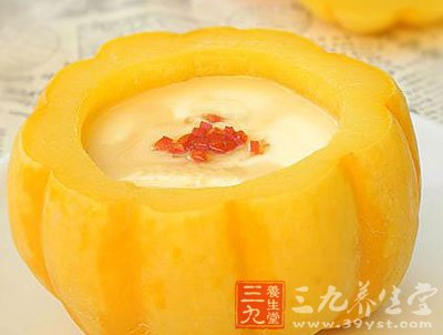 將蒸鍋中放適時水燒開將碗放到蒸隔上