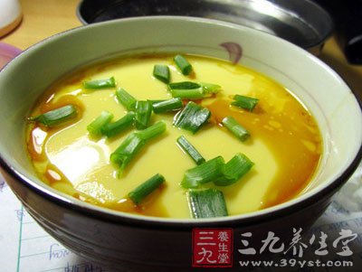 輕輕攪拌後用漏網擱掉上層的蛋液泡沫至嫩滑