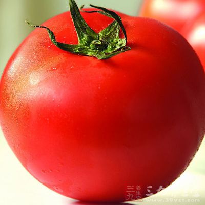 將番茄放入開水中浸泡片刻撈出剝去皮切成月牙塊放入鍋中