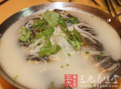 把鲫魚內髒清理干淨