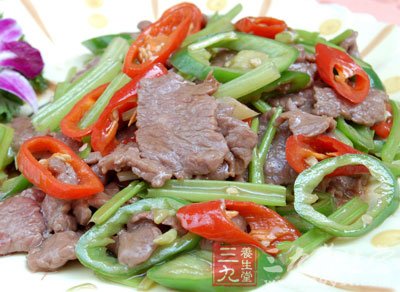 把牛肉切片後用肉捶敲松牛肉