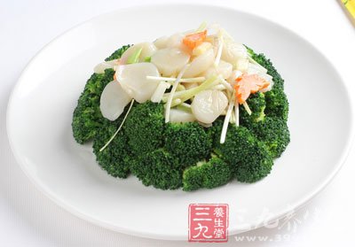 燒一大鍋開水放少許食用油和鹽