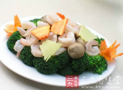 紅椒切菱形片鮮蝦剝成蝦仁備用