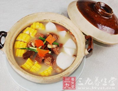 2小時後加入土豆煮至土豆變軟即可盛入碗裡