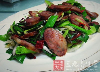 放入切片後的香腸爆炒