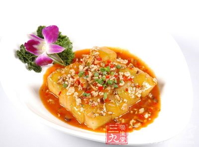 在水燒開之前放入冬瓜片和粉絲