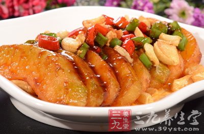將冬瓜移點空間出來下香菇辣椒粒炒出味