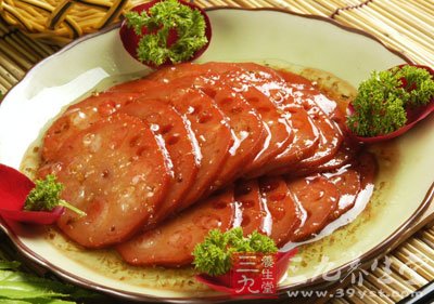 取一湯碗將切好片的蓮藕擺放置碗內的周邊