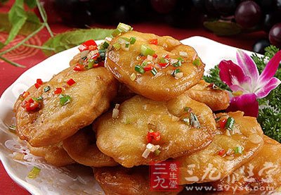 做好的藕夾放到面糊裡頭蘸一下