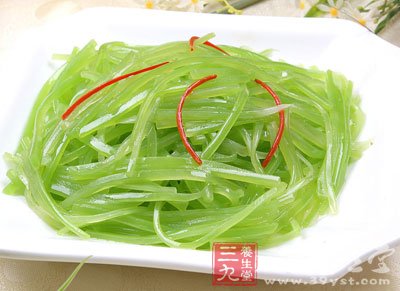 然後把莴苣絲倒時鍋裡翻炒2-3分鐘