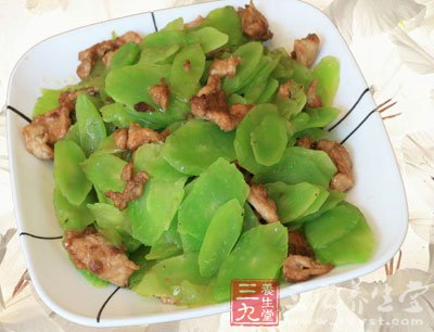 雞翅的表面上劃上兩刀