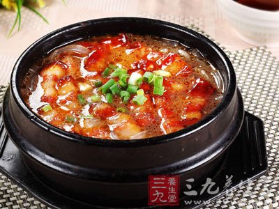 放入切塊豬肉氽燙至水開