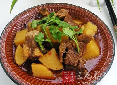 撈去姜和其他大塊調味料