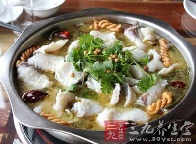 加料酒和半個蛋清把魚片和魚骨分別腌制下