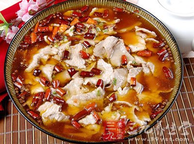 將腌好的肉片放入鍋中