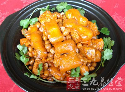 蚝油和番茄醬加約兩升水加蓋燒沸後