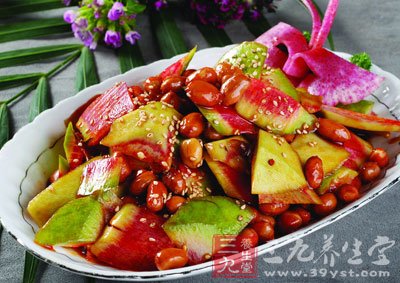 炒鍋內倒入油在油還是涼的時候倒入花生米