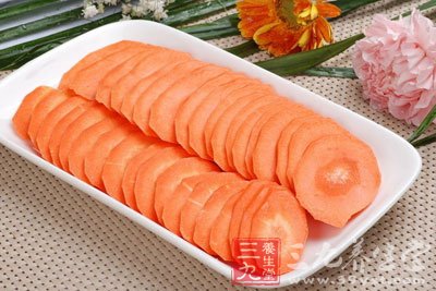 把剩下的干粉也撒入胡蘿卜中