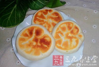油燒至七成熱時放入蔥末