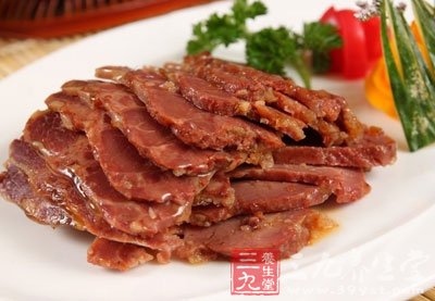 莴筍絲上放上肉絲蔥絲