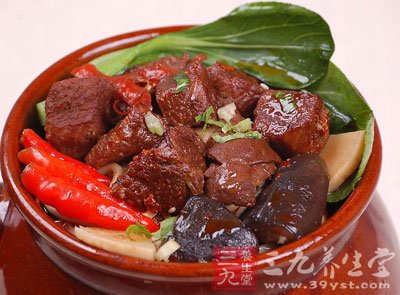 將牛肉片盛入碗內先下鹽拌合