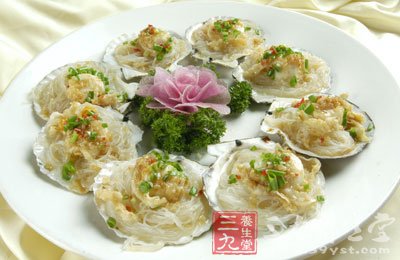用中高火在中等大小煎鍋裡溶化黃油