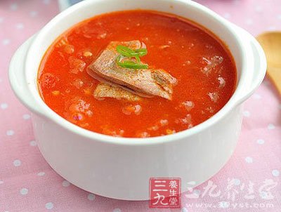 撈出放入紫甘藍汁中浸泡
