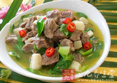 再加入牛肉塊翻炒同時烹入料酒