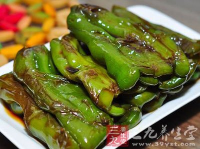 青椒洗淨去根蒂去籽