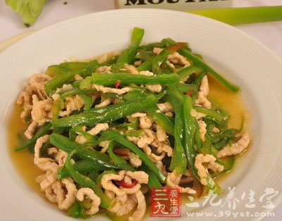 再放入雞腿肉一起炒