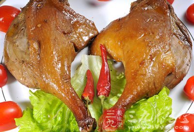 食用過多的肉類會造成體內脂肪和蛋白質等營養超標