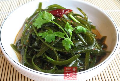 加入調味料及海帶煮至汁收干