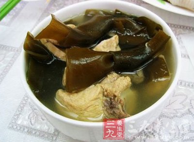 在將海帶結和白蘿卜放入