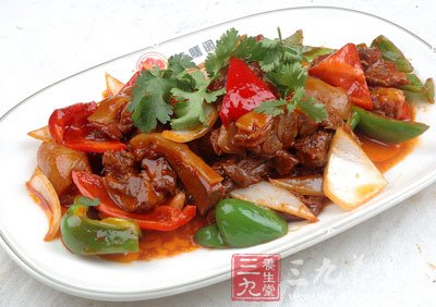 洗淨的狗肉放進開水鍋裡煮