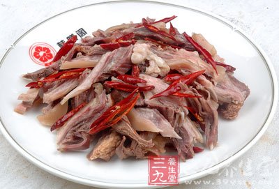 根據需要的姜切片裝盤食時根據各入愛好外帶所需的佐料