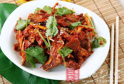 當鍋內水分低於食材後露出油