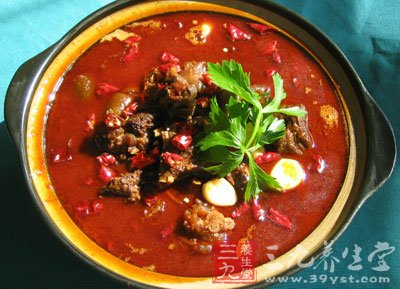 用狗肉加辣紅燒冬天常服可使老年人增強抗寒能力