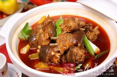 繼續煮10分鐘左右即成美味的川味狗肉火鍋