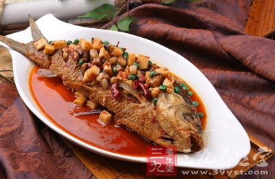 糖入鍋煮至魚熟後用澱粉加水