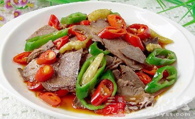 淨鍋燒油4成熟放入姜蒜