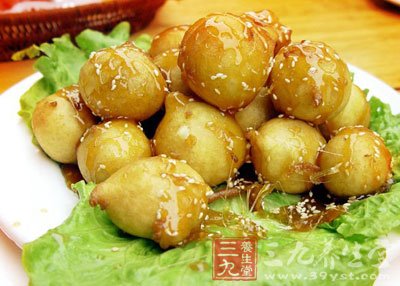 油鍋燒至五成左右熱放入土豆球