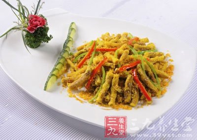 將茶樹菇洗淨放入開水中加鹽煮3-5分鐘